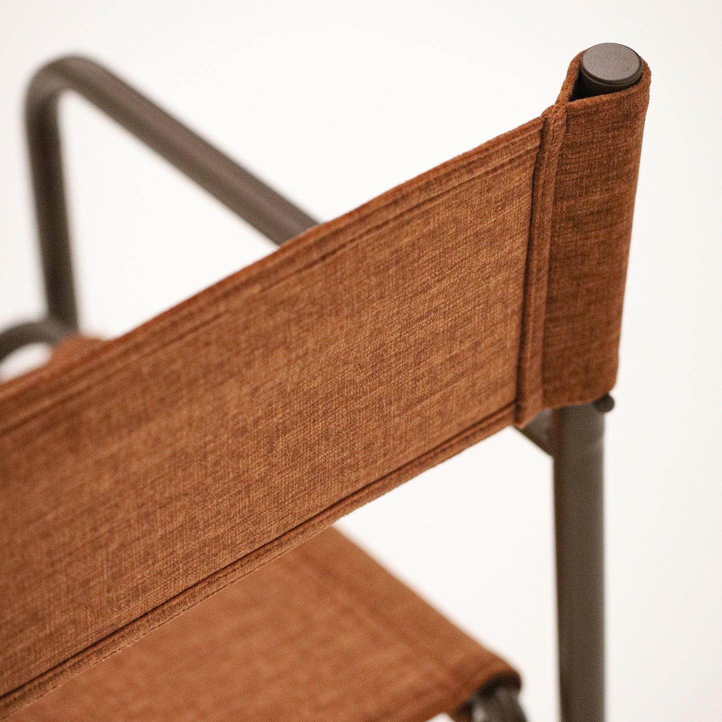 Veludo Texturizado Vermelho + Estrutura Marrom