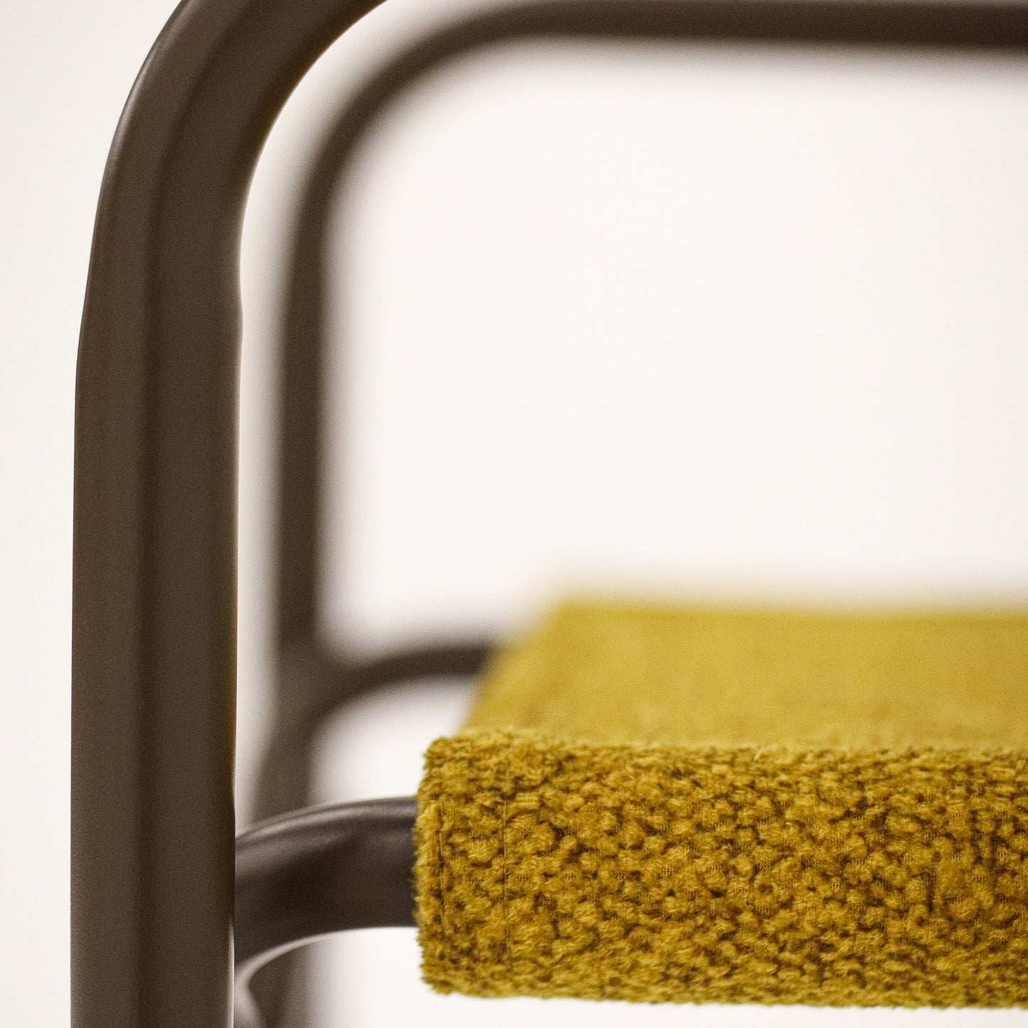 Veludo Texturizado Amarelo + Estrutura Marrom