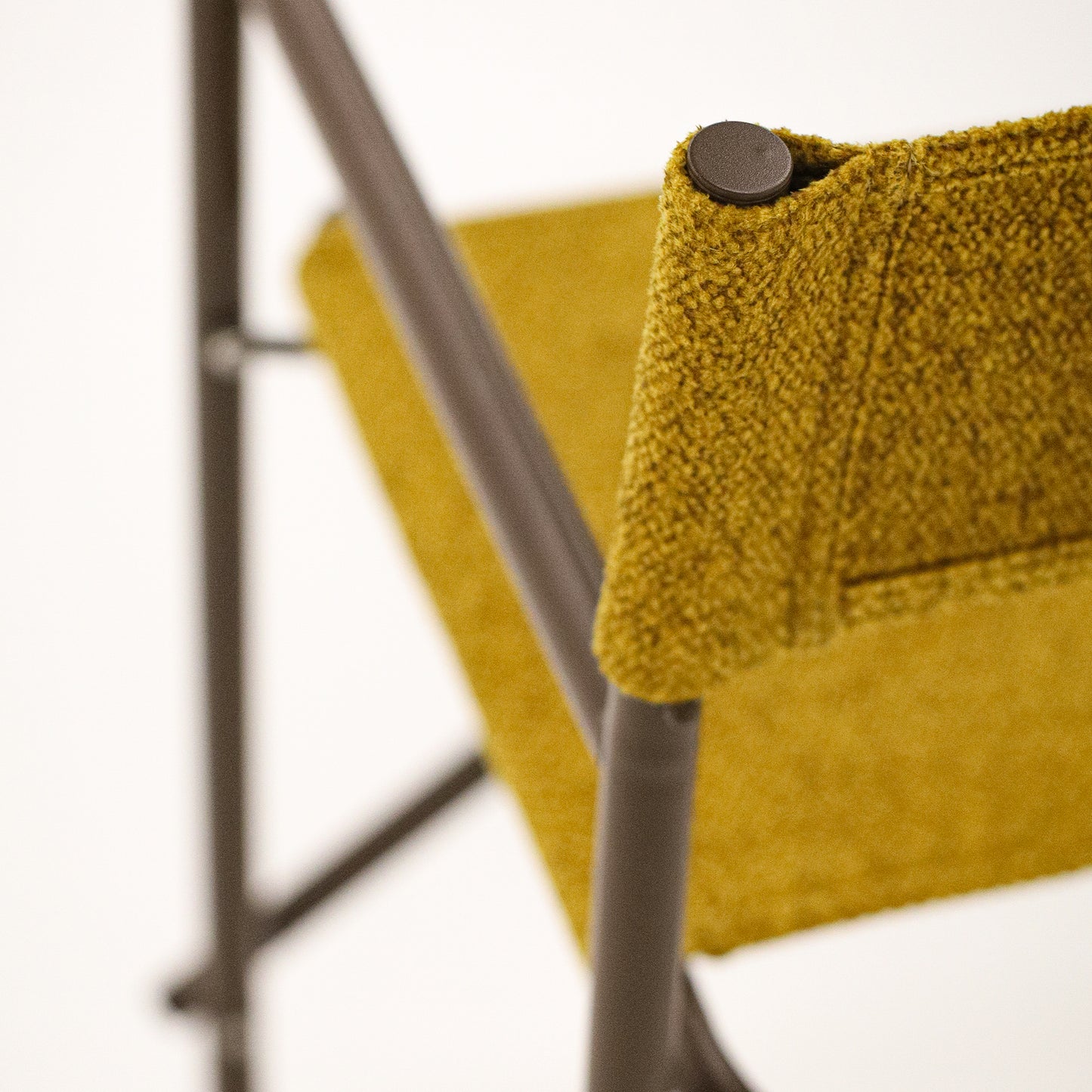 Veludo Texturizado Amarelo + Estrutura Marrom