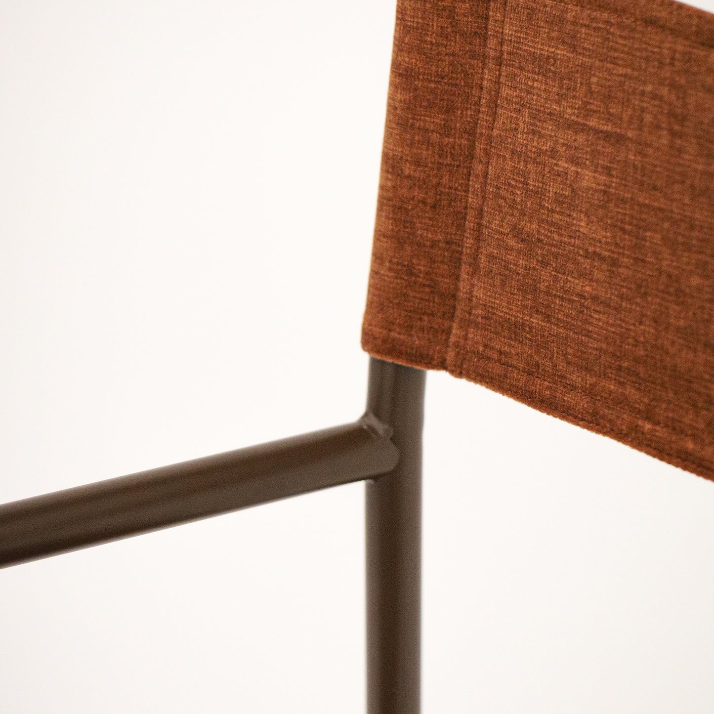 Veludo Texturizado Vermelho + Estrutura Marrom