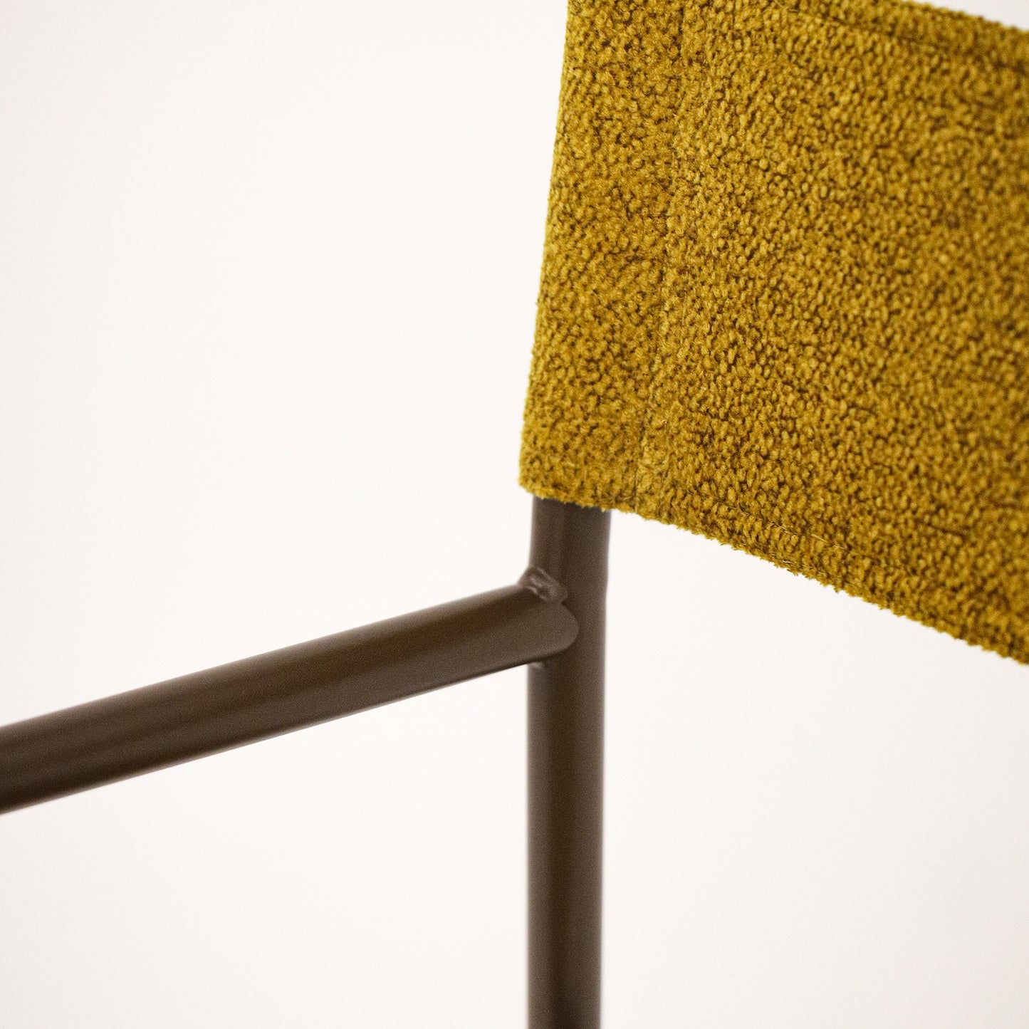 Veludo Texturizado Amarelo + Estrutura Marrom