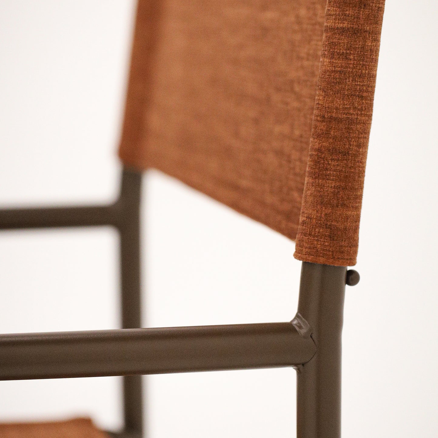 Veludo Texturizado Vermelho + Estrutura Marrom