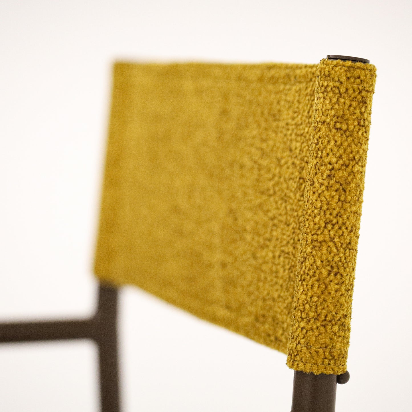 Veludo Texturizado Amarelo + Estrutura Marrom