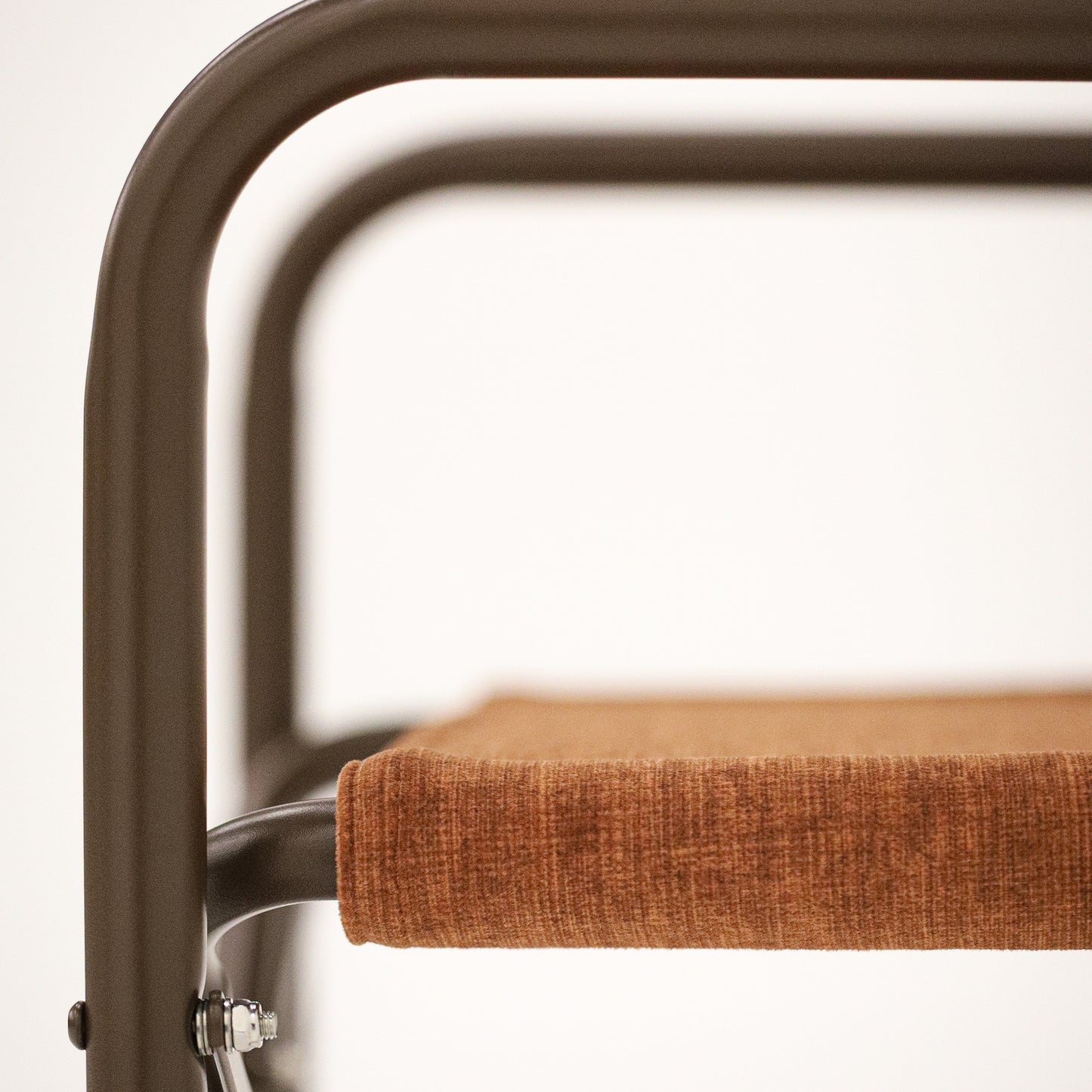 Veludo Texturizado Vermelho + Estrutura Marrom