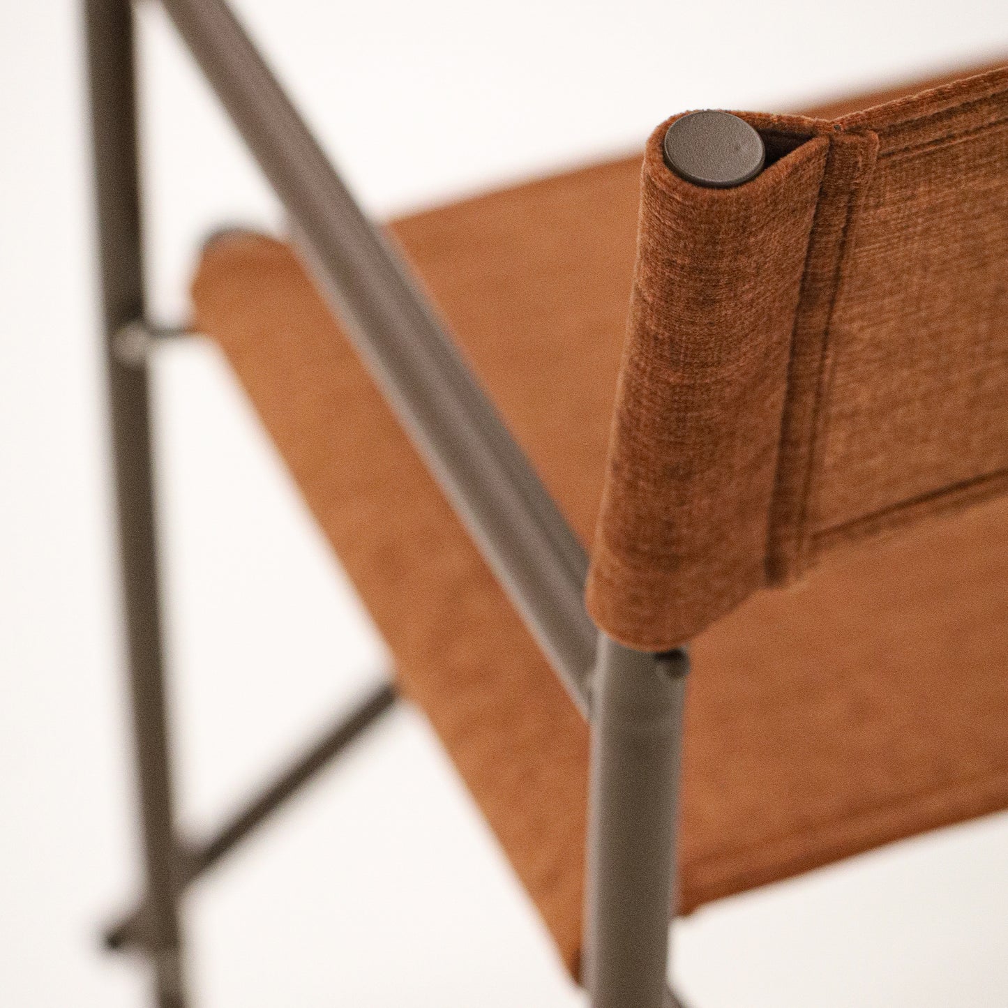 Veludo Texturizado Vermelho + Estrutura Marrom