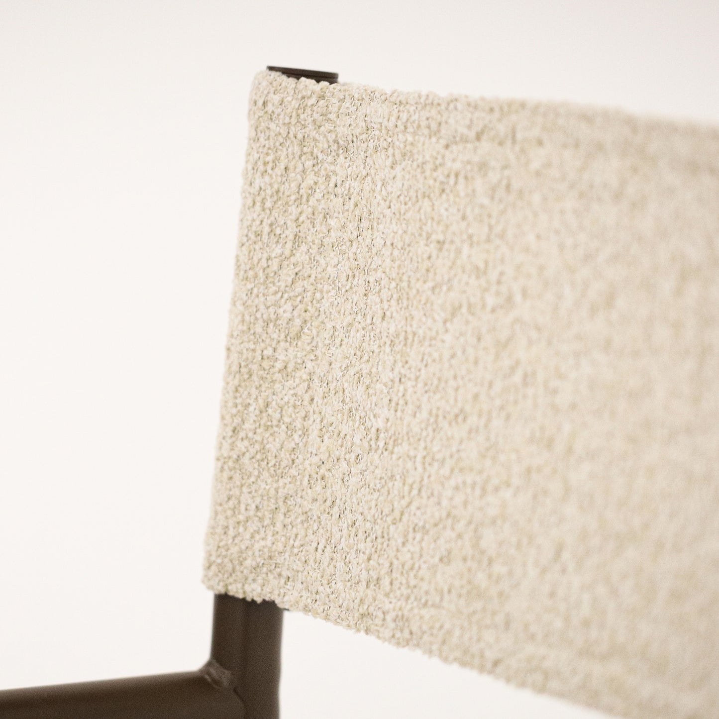 Bouclê Bege + Estrutura Marrom