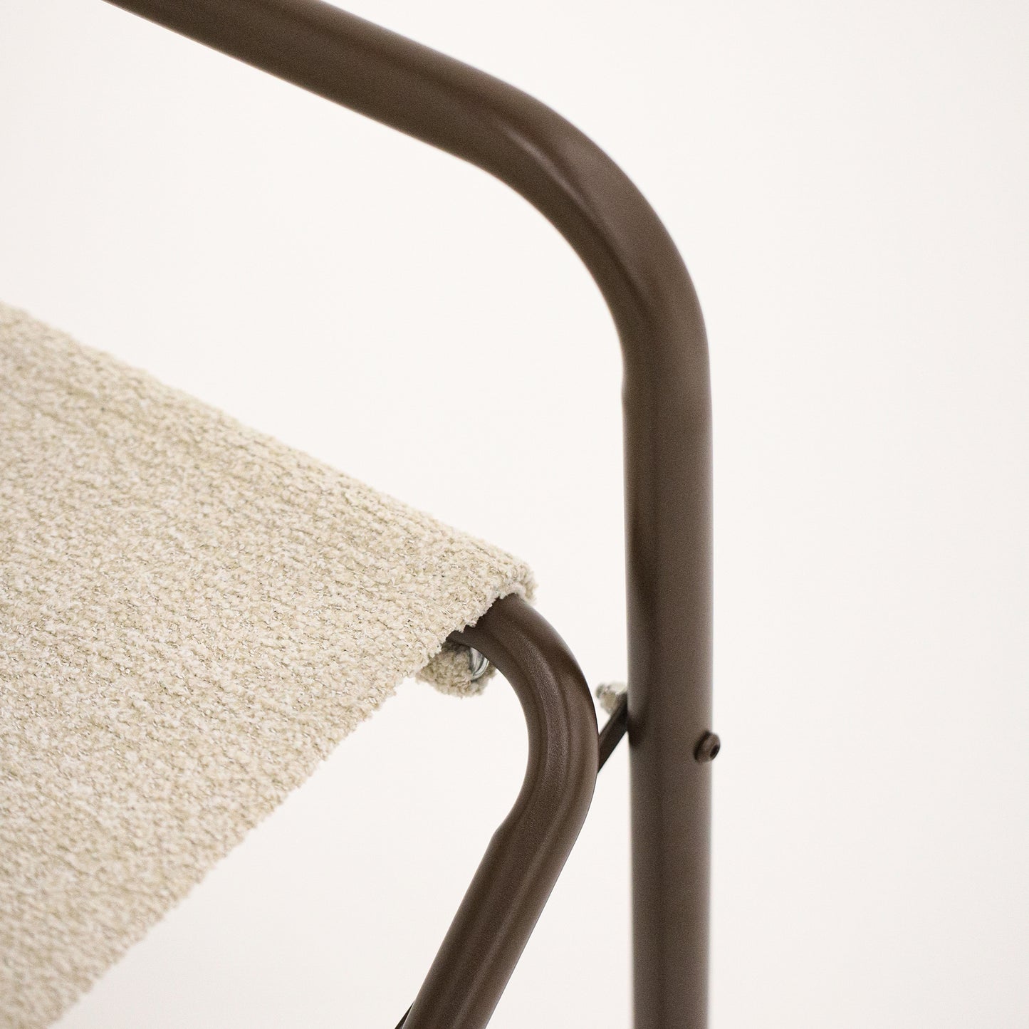 Bouclê Bege + Estrutura Marrom