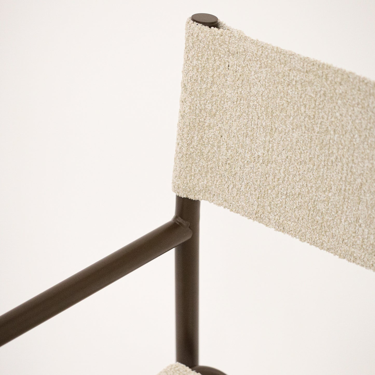 Bouclê Bege + Estrutura Marrom