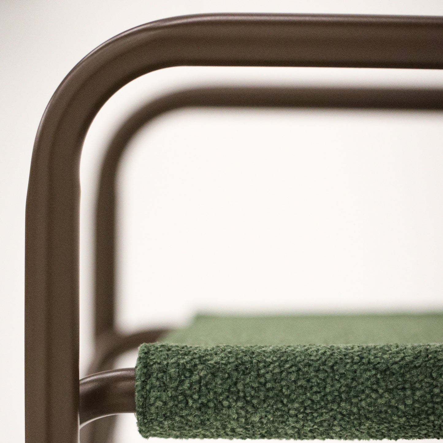 Veludo Texturizado Verde + Estrutura Marrom